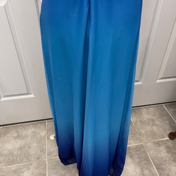 DEB    PROM Gorgeous blue, and sparkly dress.  SIZE:7/8 - Picture 6 of 6